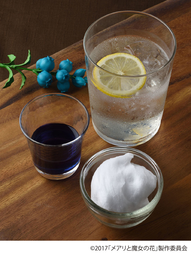 魔法のレインボーティーソーダ（690 円・税別）（C）2017「メアリと魔女の花」製作委員会