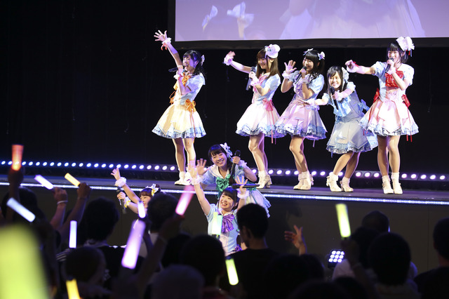 「温泉むすめ 1st LIVE」高田憂希・桑原由気らキャスト陣が歌にゲームに大盛り上がり！