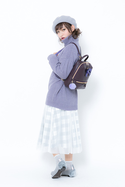 リュック（リゼ モデル）岡田紗佳による着用イメージ(C)Koi・芳文社／ご注文は製作委員会ですか？？