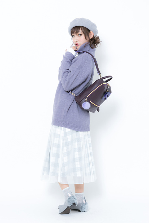 リュック（リゼ モデル）岡田紗佳による着用イメージ(C)Koi・芳文社／ご注文は製作委員会ですか？？