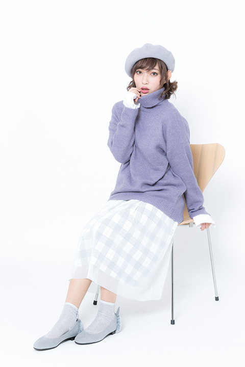 フラットパンプス（ワイルドギース モデル）岡田紗佳による着用イメージ(C)Koi・芳文社／ご注文は製作委員会ですか？？