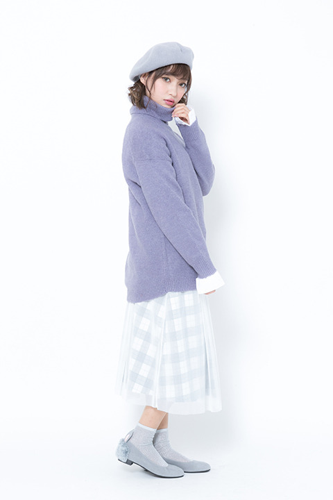 フラットパンプス（ワイルドギース モデル）岡田紗佳による着用イメージ(C)Koi・芳文社／ご注文は製作委員会ですか？？