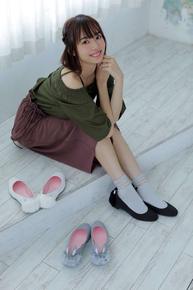 岡田紗佳による着用イメージ(C)Koi・芳文社／ご注文は製作委員会ですか？？