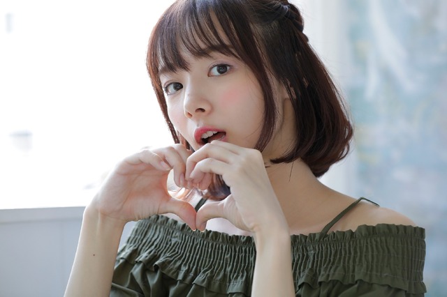 岡田紗佳による着用イメージ(C)Koi・芳文社／ご注文は製作委員会ですか？？