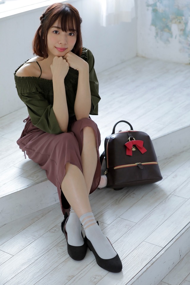 「ごちうさ」“ヲタク女子目線”のリュック&パンプス 「non-no」モデル・岡田紗佳とコラボ