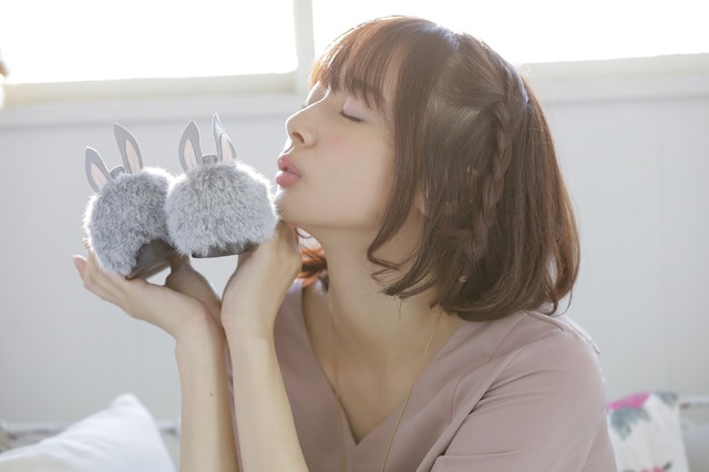 岡田紗佳による着用イメージ(C)Koi・芳文社／ご注文は製作委員会ですか？？