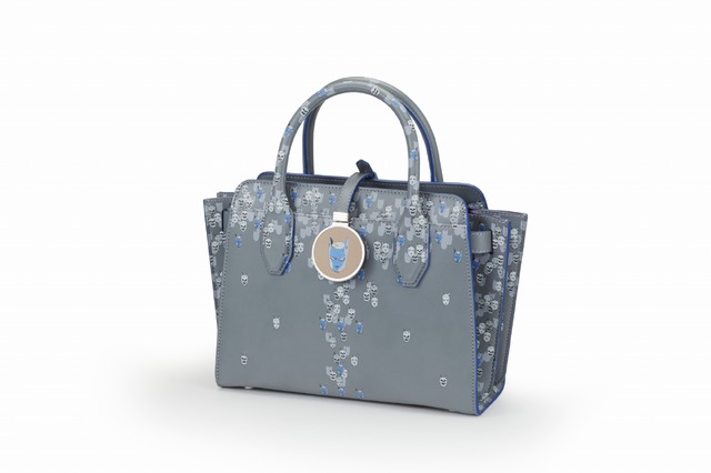 「ブルガリ・ブルガリ アルバ バッグミディアムグレインカーフ」250,000円（税抜）(C)荒木飛呂彦＆LUCKY LAND COMMUNICATIONS／集英社