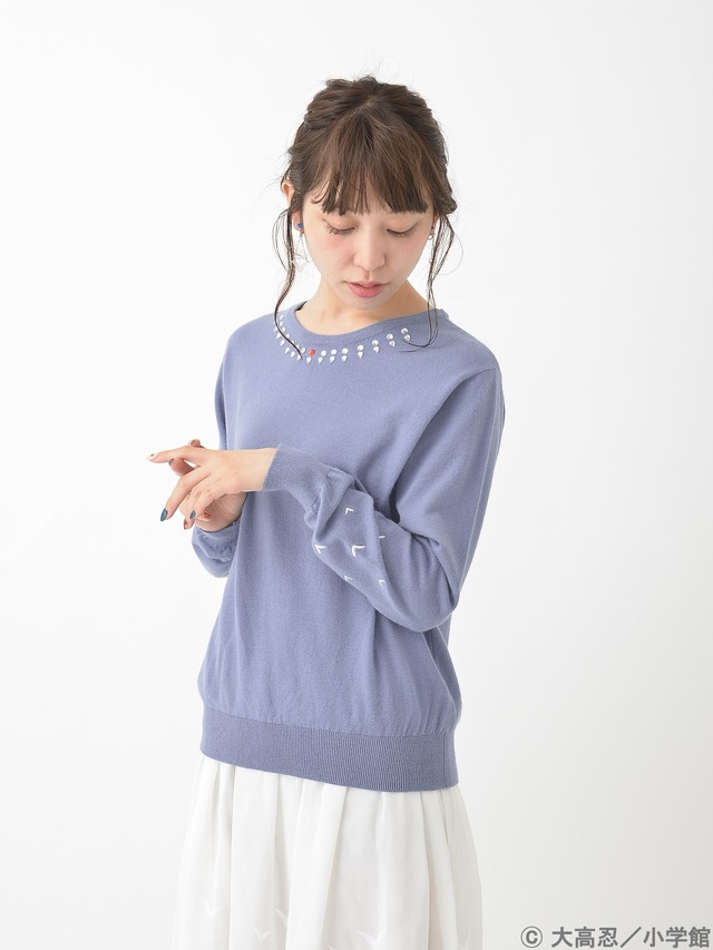 「マギのビジュー付きニットプルオーバー」5,990円+税(C)大高忍／小学館