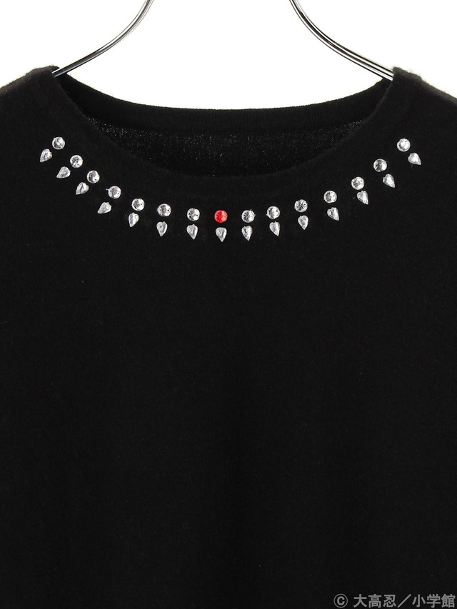 「マギのビジュー付きニットプルオーバー」5,990円+税(C)大高忍／小学館