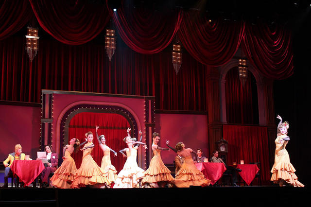 華麗なダンスショー。御剣のソレよりヒラヒラ！