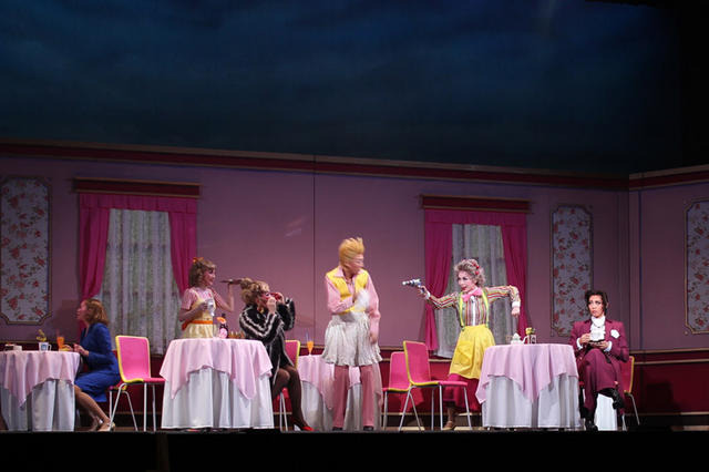 カフェの店長は、あのオバチャン！？「カタカタカタカタ」