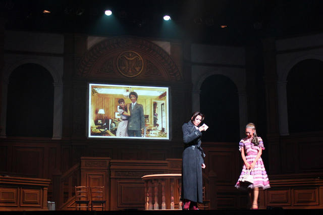 エッジワースと、事件の鍵を握るアリソン・トレーザ