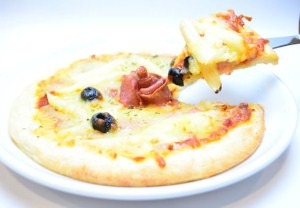 フード：イッキの魅惑のピザ(c)IF･DF/「AMNESIA」製作委員会