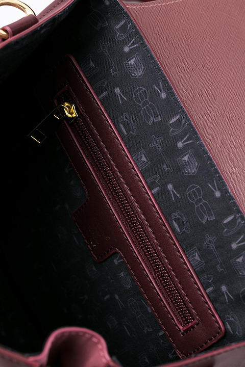 ショルダーバッグ（エレン・イェーガー）10,800円（税抜）(C)諫山創・講談社／「進撃の巨人」製作委員会