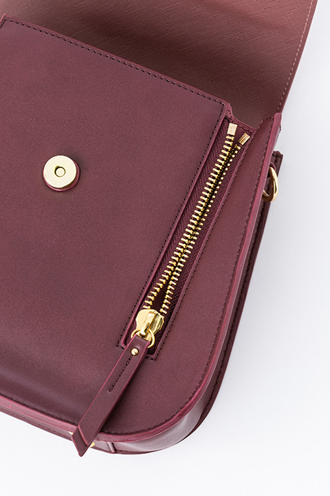 ショルダーバッグ（エレン・イェーガー）10,800円（税抜）(C)諫山創・講談社／「進撃の巨人」製作委員会