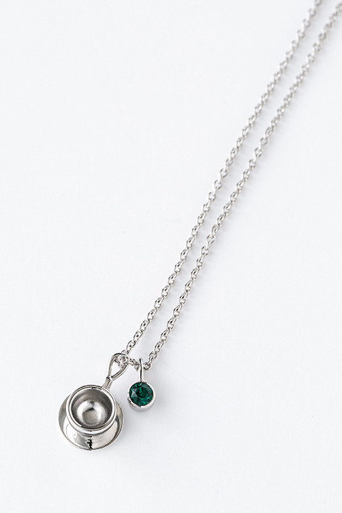 ネックレス（ミカサ・アッカーマン）10,800円（税抜）(C)諫山創・講談社／「進撃の巨人」製作委員会