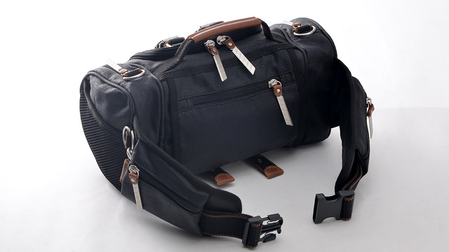 「立体機動ポーチ 4wayバッグ 進撃の巨人モデル」背面(C)諌山創／講談社