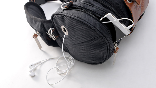 「立体機動ポーチ 4wayバッグ 進撃の巨人モデル」イヤホン(C)諌山創／講談社