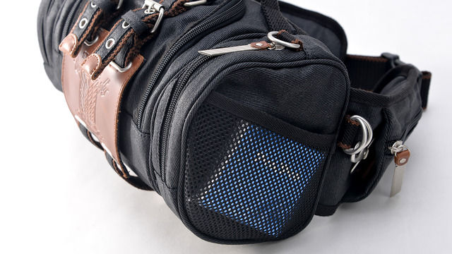 「立体機動ポーチ 4wayバッグ 進撃の巨人モデル」メッシュポケット(C)諌山創／講談社