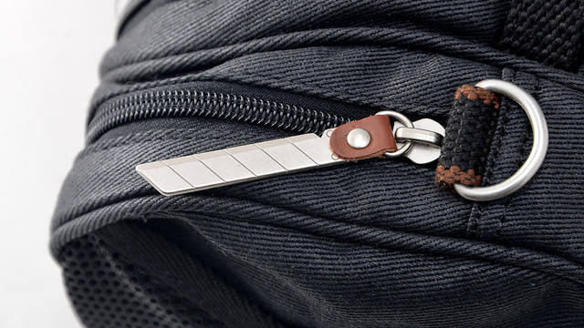 「立体機動ポーチ 4wayバッグ 進撃の巨人モデル」ブレード(C)諌山創／講談社