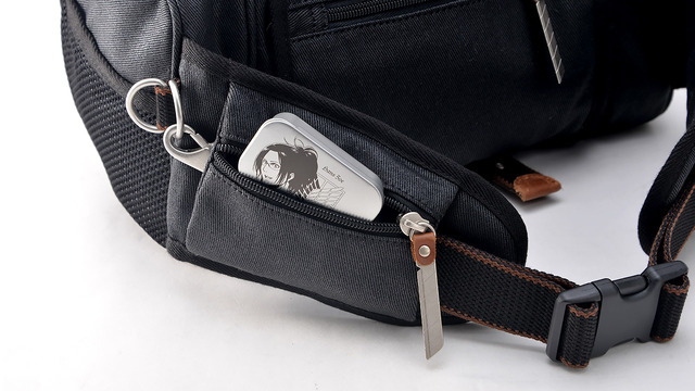 「立体機動ポーチ 4wayバッグ 進撃の巨人モデル」サイドポケット(C)諌山創／講談社