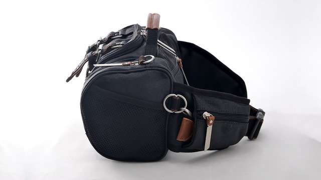 「立体機動ポーチ 4wayバッグ 進撃の巨人モデル」サイドビュー(C)諌山創／講談社