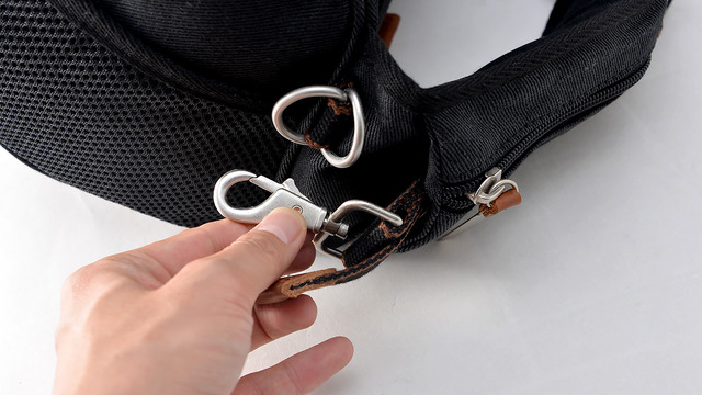 「立体機動ポーチ 4wayバッグ 進撃の巨人モデル」フック(C)諌山創／講談社