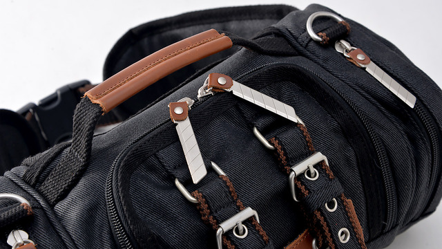 「立体機動ポーチ 4wayバッグ 進撃の巨人モデル」正面アップ(C)諌山創／講談社