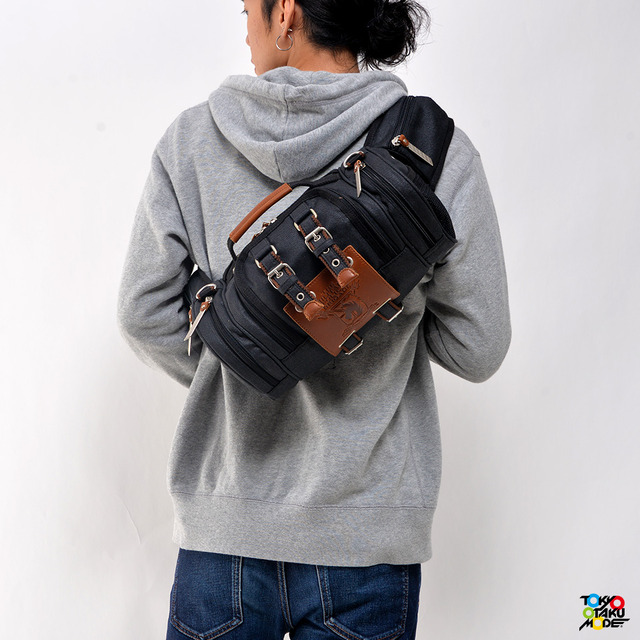 「立体機動ポーチ 4wayバッグ 進撃の巨人モデル」使用イメージ(C)諌山創／講談社