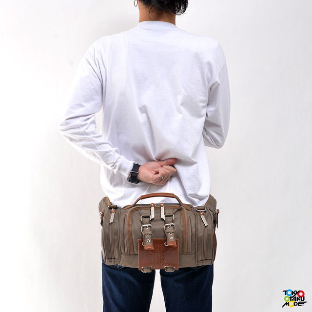 「立体機動ポーチ 4wayバッグ 進撃の巨人モデル」使用イメージ(C)諌山創／講談社