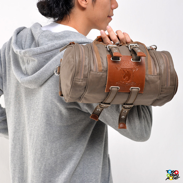 「立体機動ポーチ 4wayバッグ 進撃の巨人モデル」使用イメージ(C)諌山創／講談社