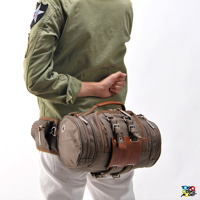 「立体機動ポーチ 4wayバッグ 進撃の巨人モデル」使用イメージ(C)諌山創／講談社