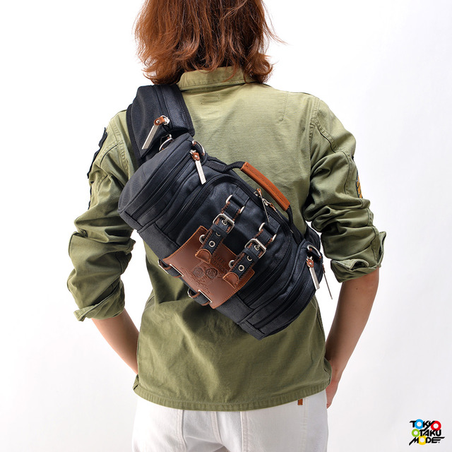 「立体機動ポーチ 4wayバッグ 進撃の巨人モデル」使用イメージ(C)諌山創／講談社