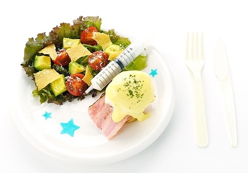 『至高の舞台！薫のエッグベネディクト＆サラダプレート』980円(税込)(C) BNEI／PROJECT SideM　(C)2017 NAMCO All rights reserved.