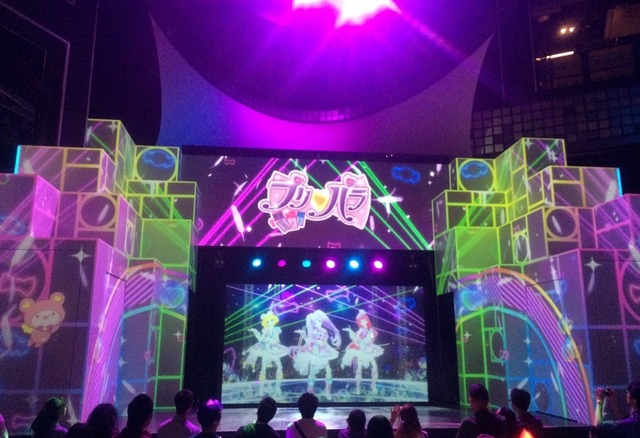 「前回のCGライブ」(C)Ｔ－ＡＲＴＳ / syn Sophia / テレビ東京 / IPP製作委員会