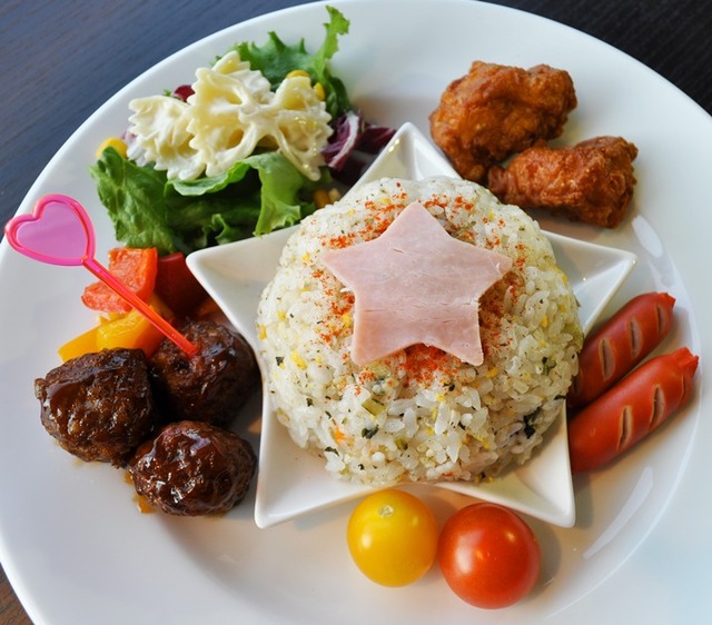 「レッドフラッシュチャーハン1,250 円（税込）」(C)Ｔ－ＡＲＴＳ / syn Sophia / テレビ東京 / IPP製作委員会