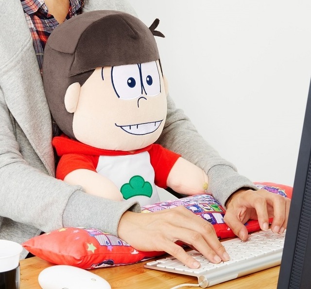 「おそ松さん　PCクッション　おそ松」6,264円（税込／送料・手数料別途）(C)赤塚不二夫／おそ松さん製作委員会