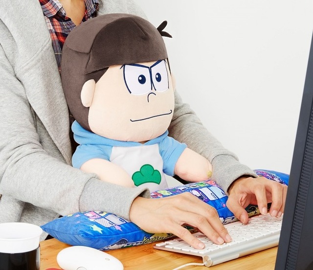 「おそ松さん　PCクッション　カラ松」6,264円（税込／送料・手数料別途）(C)赤塚不二夫／おそ松さん製作委員会