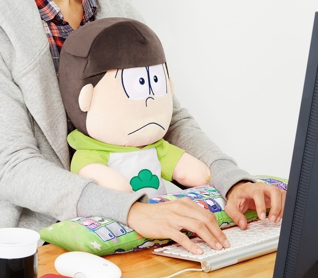 「おそ松さん　PCクッション　チョロ松」6,264円（税込／送料・手数料別途）(C)赤塚不二夫／おそ松さん製作委員会