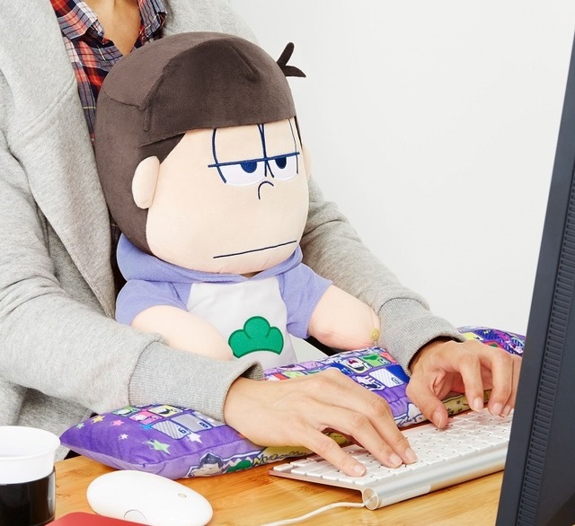 「おそ松さん　PCクッション　一松」6,264円（税込／送料・手数料別途）(C)赤塚不二夫／おそ松さん製作委員会