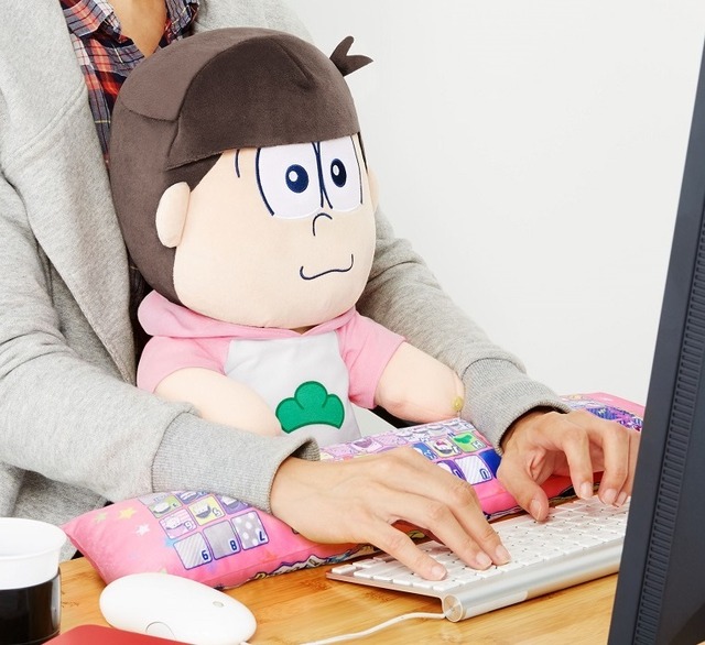 「おそ松さん　PCクッション　トド松」6,264円（税込／送料・手数料別途）(C)赤塚不二夫／おそ松さん製作委員会