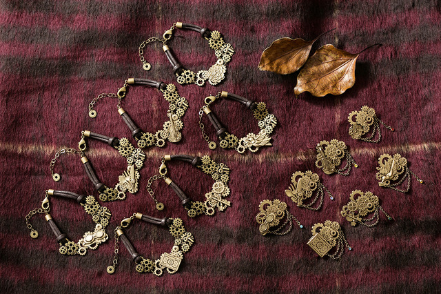 『アイドリッシュセブン』コラボレーション ブレスレット（税別各4,600円）、ブローチ（税別各1,980円）(C)アイドリッシュセブン