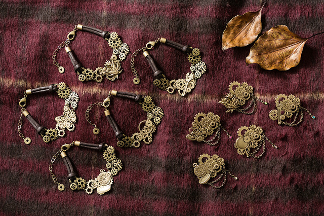 『アイドリッシュセブン』コラボレーション ブレスレット（税別各4,600円）、ブローチ（税別各1,980円）(C)アイドリッシュセブン