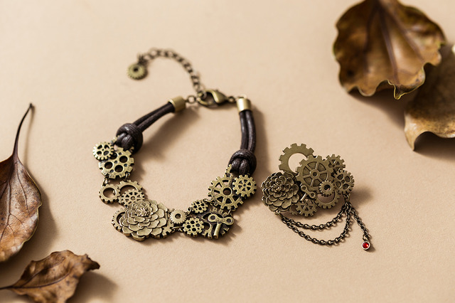 『アイドリッシュセブン』コラボレーション ブレスレット（税別4,600円）、ブローチ（税別1,980円）(C)アイドリッシュセブン