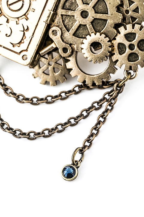 『アイドリッシュセブン』コラボレーション 和泉一織モデルブローチ（税別1,980円）(C)アイドリッシュセブン