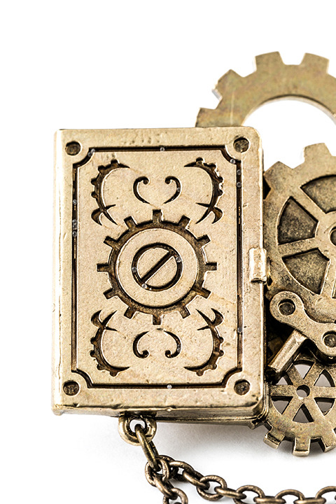 『アイドリッシュセブン』コラボレーション 和泉一織モデルブローチ（税別1,980円）(C)アイドリッシュセブン