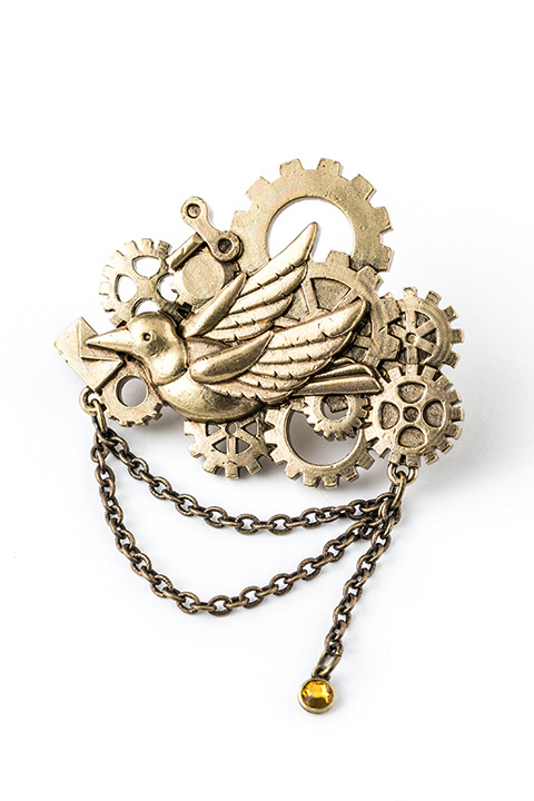 『アイドリッシュセブン』コラボレーション 和泉三月モデルブローチ（税別1,980円）(C)アイドリッシュセブン