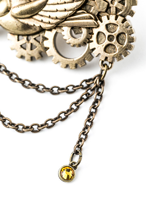 『アイドリッシュセブン』コラボレーション 和泉三月モデルブローチ（税別1,980円）(C)アイドリッシュセブン