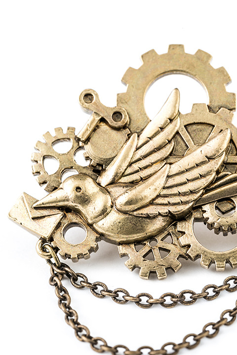 『アイドリッシュセブン』コラボレーション 和泉三月モデルブローチ（税別1,980円）(C)アイドリッシュセブン