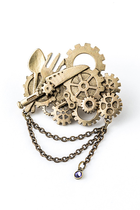 『アイドリッシュセブン』コラボレーション 逢坂壮五モデルブローチ（税別1,980円）(C)アイドリッシュセブン